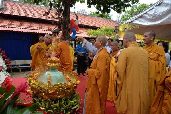Thực hiện nghi thức Tắm Phật theo truyền thống