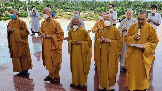 Chư tôn đức dâng nén tâm hương tưởng niệm chư vị anh linh liệt sĩ