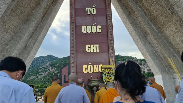 Ban Thường trực Ban Trị sự GHPGVN tỉnh Ninh Thuận tưởng niệm tại Nghĩa trang Liệt sĩ tỉnh