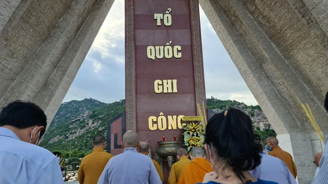 Ban Thường trực Ban Trị sự GHPGVN tỉnh Ninh Thuận tưởng niệm tại Nghĩa trang Liệt sĩ tỉnh