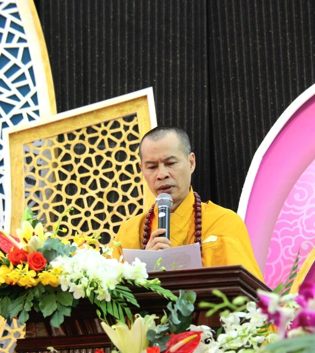 Thượng tọa Thích Minh Trí đọc Diễn văn Phật đản của Hòa thượng Chủ tịch Hội đồng Trị sự Thượng tọa Thích Minh Trí đọc Diễn văn Phật đản của Hòa thượng Chủ tịch Hội đồng Trị sự