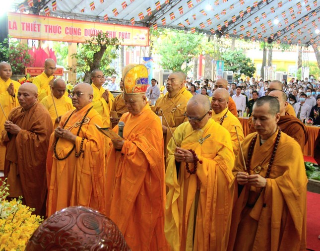 Chư tôn đức niêm hương, tụng bài sám Khánh đản cầu nguyện cho thế giới hòa bình