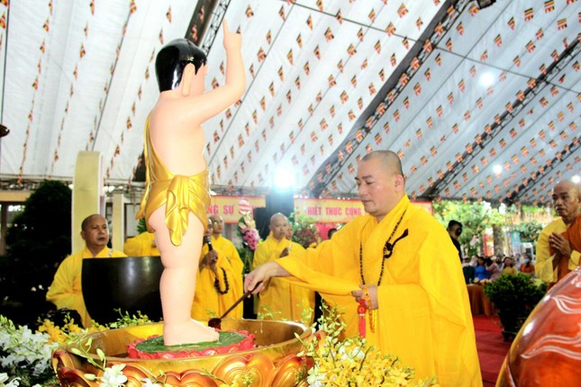 Thực hiện nghi thức Tắm Phật