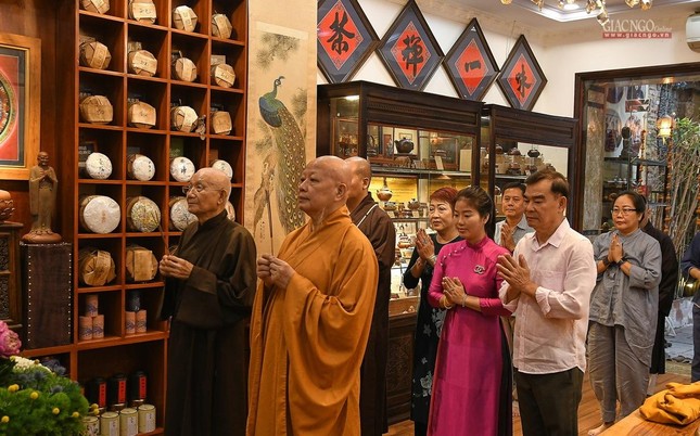 Nhị vị Hòa thượng niêm hương bạch Phật trong lễ Kỷ niệm ngày Đức Phật Thích Ca Mâu Ni đản sinh tại gia đình Phật tử Hoa Tâm Nhị vị Hòa thượng niêm hương bạch Phật trong lễ Kỷ niệm ngày Đức Phật Thích Ca Mâu Ni đản sinh tại gia đình Phật tử Hoa Tâm