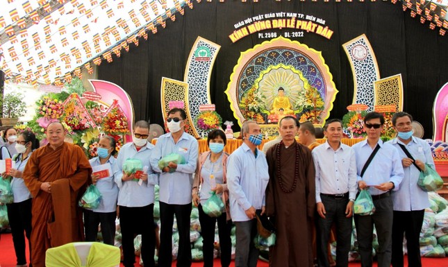 Ban Trị sự kết hợp Ban Từ thiện - Xã hội GHPGVN TP.Biên Hòa tặng 500 phần quà Phật đản