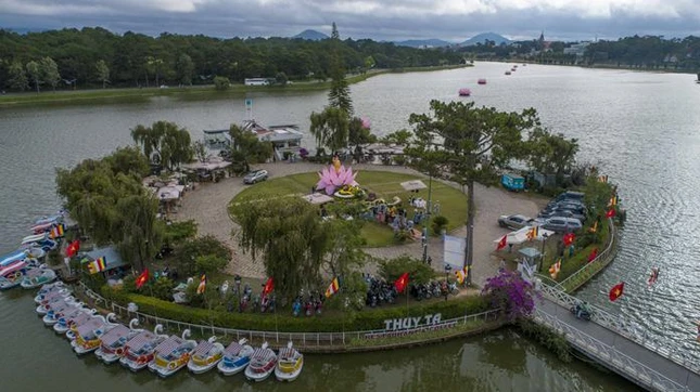 Lễ đài Công viên thủy tạ bên bờ hồ Xuân Hương