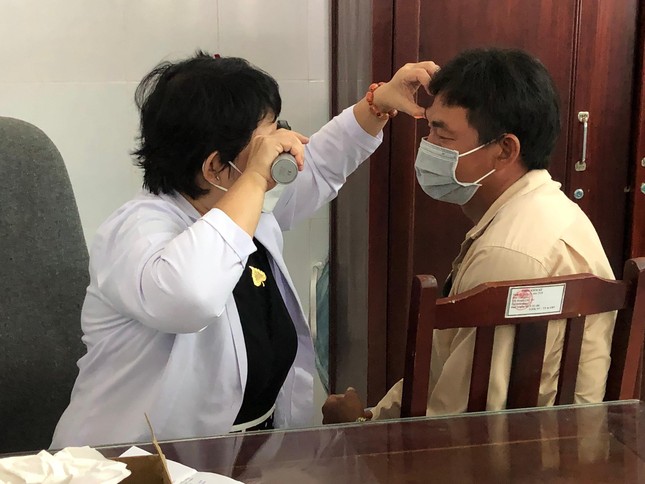 Bác sĩ khám mắt trước khi mổ