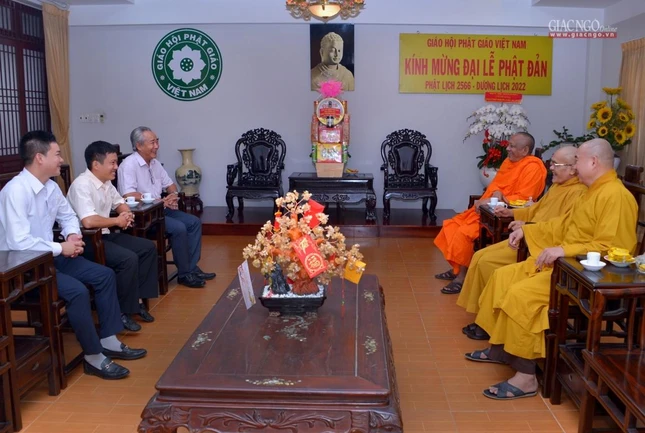Thượng tá Phạm Anh Tuấn thăm, chúc mừng Phật đản đến chư tôn đức