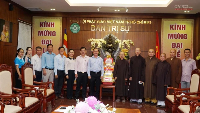 Đoàn lãnh đạo quận Tân Bình, phường 2 chụp ảnh lưu niệm