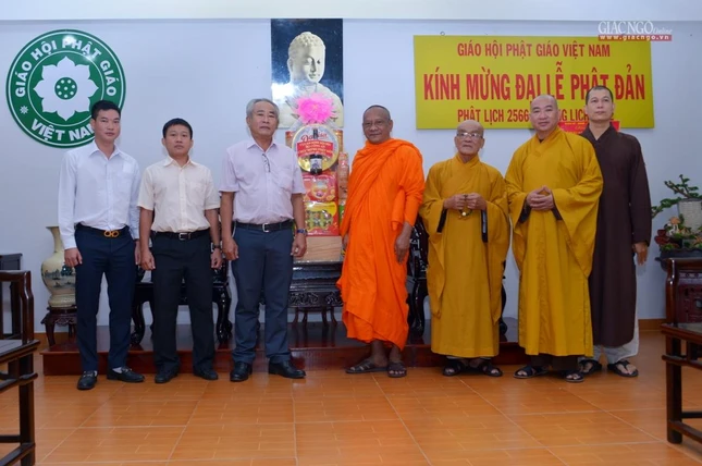 Đoàn Cục An ninh Nội địa - Bộ Công an tặng quà kính mừng Phật đản