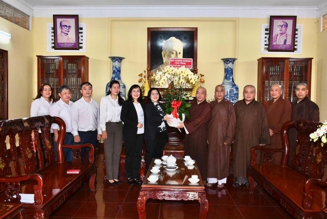 Bà Nguyễn Thị Thu Hường chúc mừng Phật đản đến Ban Trị sự quận 10 - Ảnh: N.Thiện Bà Nguyễn Thị Thu Hường chúc mừng Phật đản đến Ban Trị sự quận 10 - Ảnh: N.Thiện