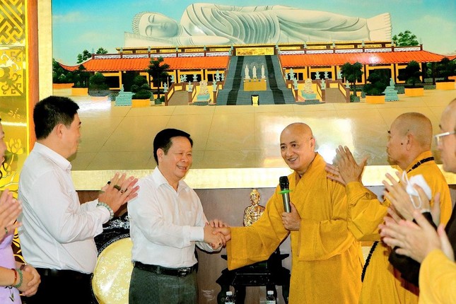 Hòa thượng Thích Huệ Thông tiếp thân mật ông Trần Đức Thịnh Hòa thượng Thích Huệ Thông tiếp thân mật ông Trần Đức Thịnh