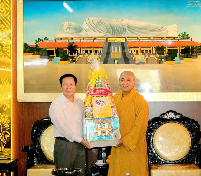 Ông Trưởng ban Tôn giáo tặng quà chúc mừng đến Hòa thượng Thích Huệ Thông