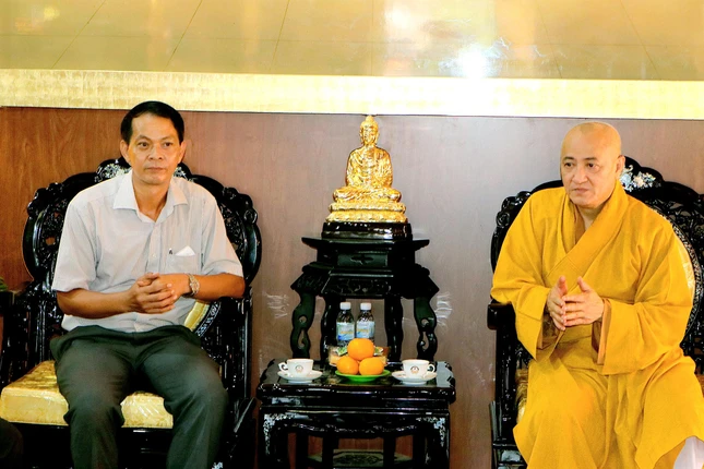 Hòa thượng Thích Huệ Thông tiếp ông Huỳnh Văn Sơn Hòa thượng Thích Huệ Thông tiếp ông Huỳnh Văn Sơn