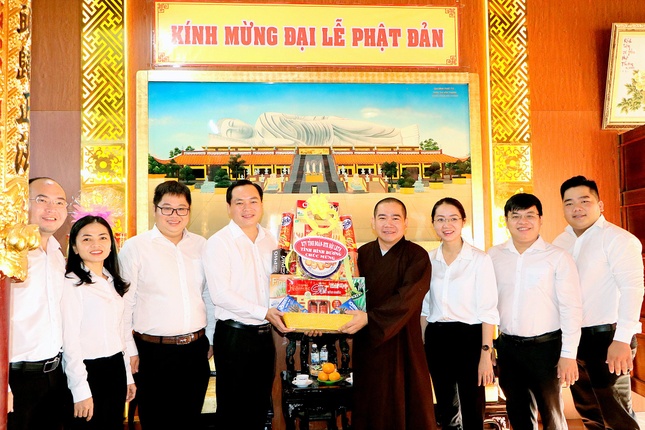 Hội Liên hiệp Thanh niên VN tỉnh Bình Dương chúc mừng Phật đản Hội Liên hiệp Thanh niên VN tỉnh Bình Dương chúc mừng Phật đản