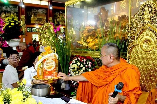 Phật tử dâng quà cúng dường Phật tử dâng quà cúng dường