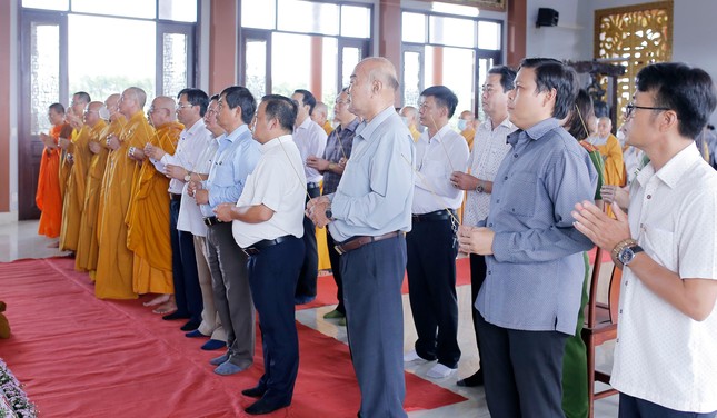 Chư tôn đức, đại diện các cơ quan thực hiện nghi thức niêm hương Tam bảo