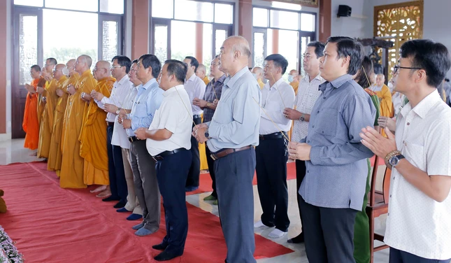 Chư tôn đức, đại diện các cơ quan thực hiện nghi thức niêm hương Tam bảo Chư tôn đức, đại diện các cơ quan thực hiện nghi thức niêm hương Tam bảo