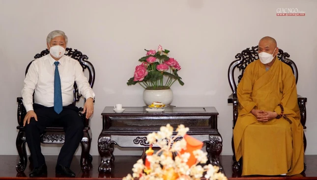 Hòa thượng Thích Thiện Pháp tiếp thân mật ông Đỗ Văn Chiến