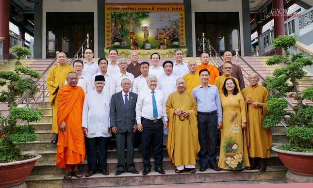 Chụp ảnh lưu niệm trước thiền viện Quảng Đức