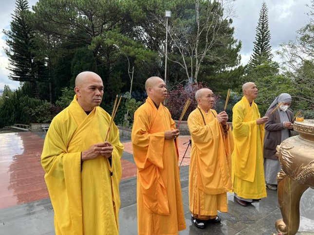 Chư tôn đức dâng hương tưởng niệm