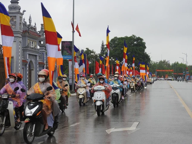 Phật tử Lạng Sơn trong đoàn cung rước Phật