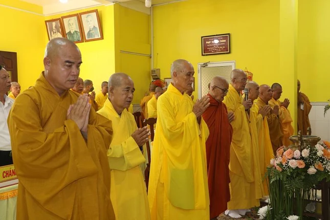 Chư tôn đức Thường trực Ban Trị sự và toàn thể đại chúng đã thực hiện các nghi thức tâm linh, thiêng liêng Kính mừng Đức Thế Tôn đản sinh