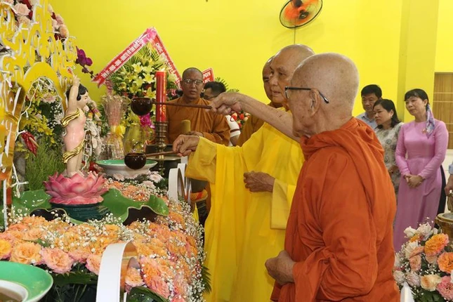 Chư tôn giáo phẩm Tắm Phật