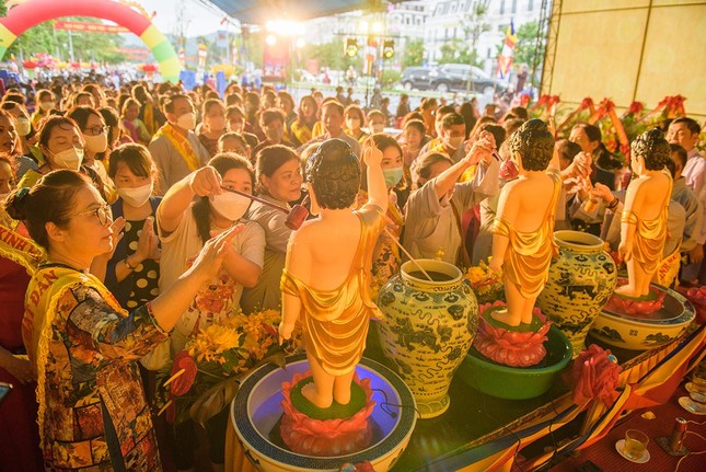 Đông đảo bà con Tắm Phật