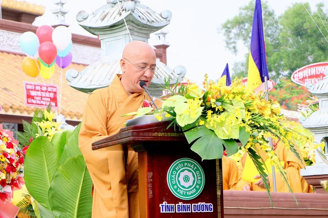 Hòa thượng Thích Huệ Thông tuyên đọc Thông điệp Đại lễ Phật đản của Đức Quyền Pháp chủ GHPGVN