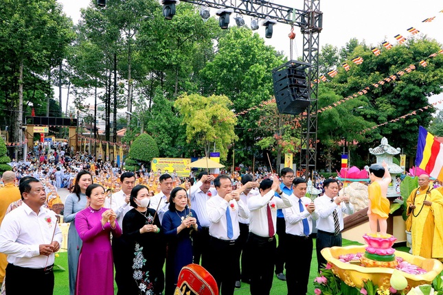 Lãnh đạo Tỉnh ủy, các cơ quan tỉnh, Thành phố niêm hương cúng dường Phật đản