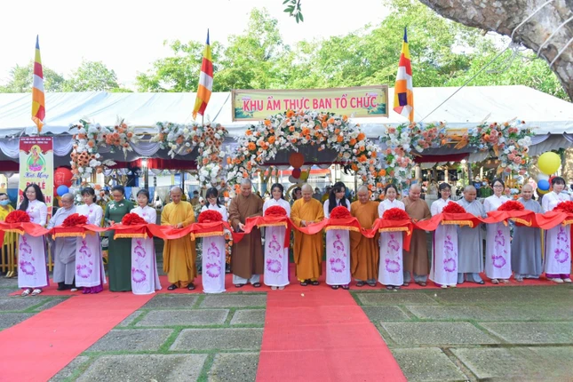 Chư tôn đức cắt băng khai mạc ẩm thực phục vụ người nghèo