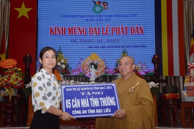 Ban Trị sự GHPGVN tỉnh trao tượng trưng 5 căn nhà tình thương đến Công an tỉnh để hỗ trợ người nghèo