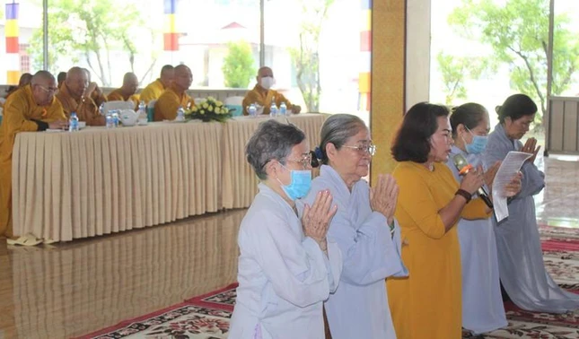 Phật tử phát nguyện hộ trì