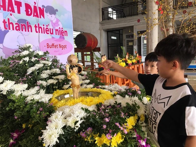 Các Phật tử thực hiện Tắm Phật