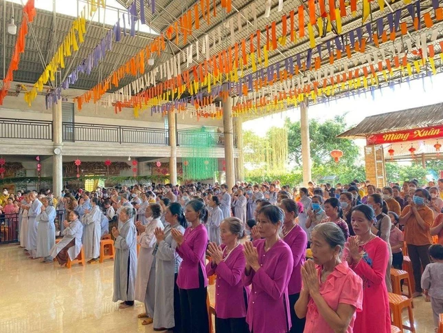 Phật tử về chùa tham dự