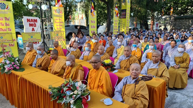 Chư tôn đức Ni, Phật tử tham dự