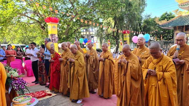 Chư tôn đức thực hiện nghi thức Phật đản truyền thống Chư tôn đức thực hiện nghi thức Phật đản truyền thống