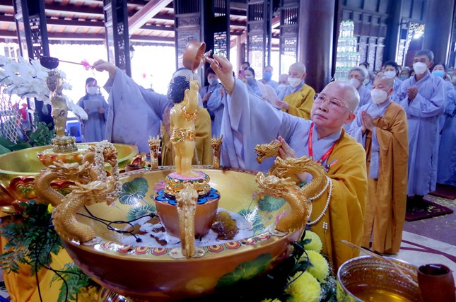 Thực hiện lễ Tắm Phật