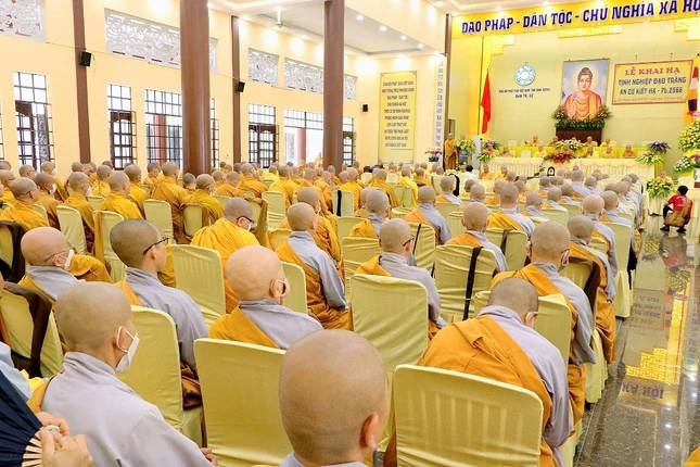 Quang cảnh lễ khai giảng khóa An cư kiết hạ của Phật giáo tỉnh Bình Dương