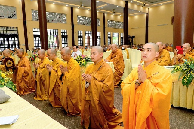 Đại diện hành giả phát nguyện tu học trong ba tháng an cư