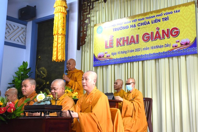 Hòa thượng Thích Giác Tùng ban đạo từ Hòa thượng Thích Giác Tùng ban đạo từ