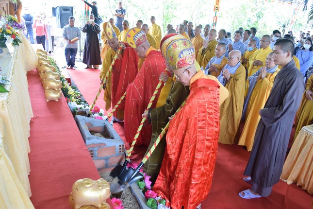Chư tôn đức thực hiện nghi thức động thổ khởi công xây dựng chùa Sanh Liên