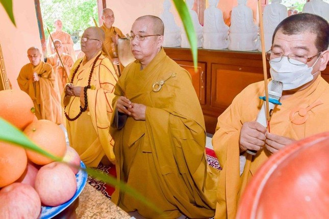 Chư tôn đức Ban Thường trực Ban Trị sự GHPGVN tỉnh Bạc Liêu niêm hương Tam bảo