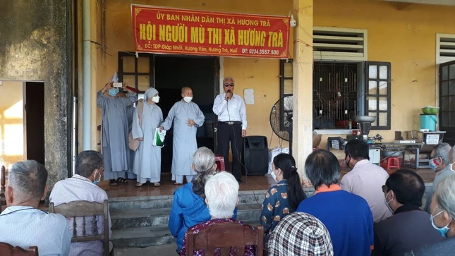 Đoàn từ thiện chùa Diệu Đức - TP Huế trao quà đến người mù khó khăn Đoàn từ thiện chùa Diệu Đức - TP Huế trao quà đến người mù khó khăn