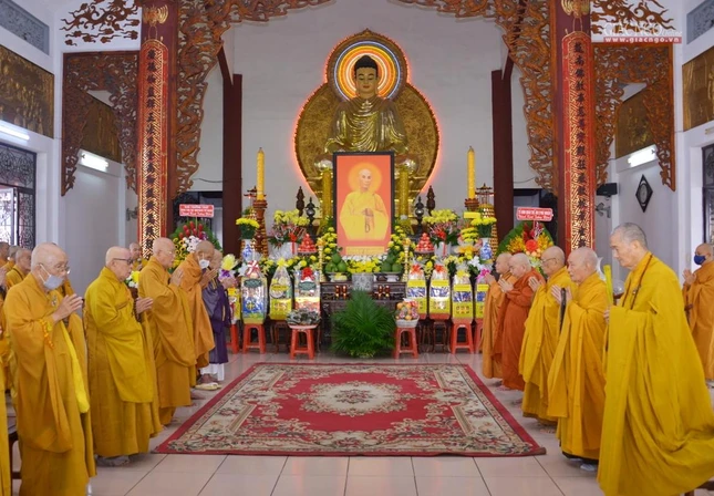 Chư tôn giáo phẩm đảnh lễ trước Giác linh đài Bồ-tát Thích Quảng Đức