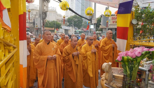 Ban Trị sự GHPGVN quận 3 tưởng niệm Bồ-tát Thích Quảng Đức - Ảnh: Như Danh