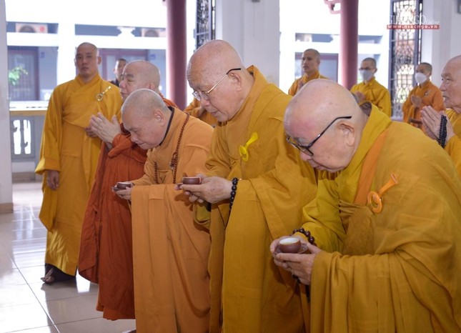 Chư tôn giáo phẩm dâng trà cúng dường