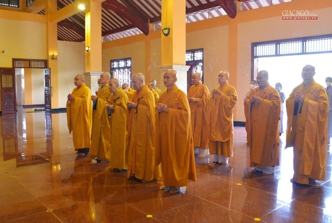 Chư tôn đức Ban Trị sự GHPGVN TP.HCM thành kính đảnh lễ trước Giác linh đài Bồ-tát Thích Quảng Đức tại Tổ đường Việt Nam Quốc Tự