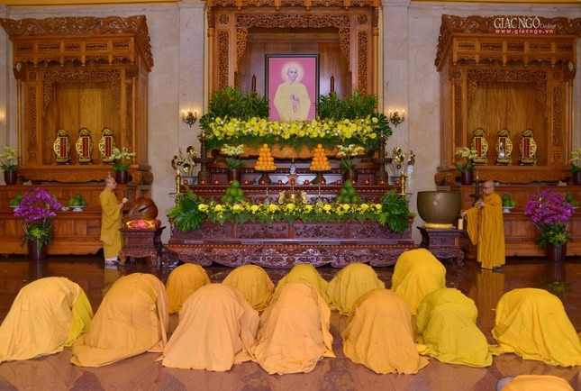 Chí thành đảnh lễ tưởng Bồ-tát Thích Quảng Đức, cùng chư Thánh tử đạo